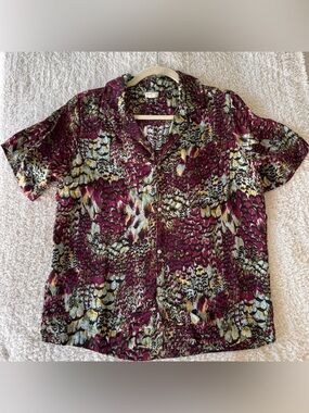 TINY Anthropologie Short Sleeve Button-Down Top in Burgundy Feather Print